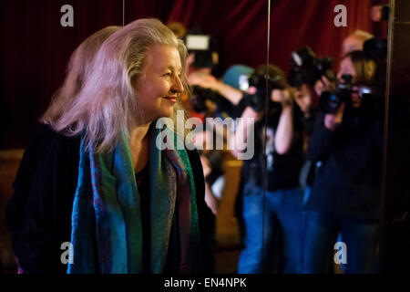 L'actrice et chanteuse allemande Hanna Schygulla arrive pour la première du documentaire 'Fassbinder' au Volksbuehne à Berlin, Allemagne, 27 avril 2015. Le nouveau film de primé Grimme directeur Annekatrin Hendel allemand va suivre la vie de cinéaste allemand Rainer Werner Fassbinder, qui aurait fêté son 70e anniversaire le 31 mai. Photo : Gregor Fischer/dpa Banque D'Images