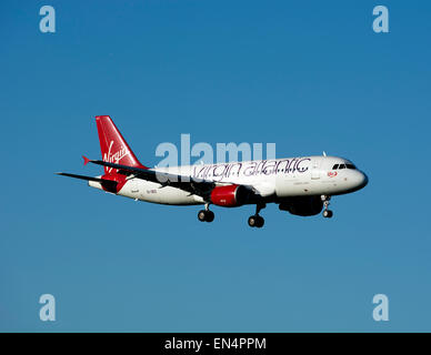 Airbus A320 de Virgin Atlantic (AE-DEO) à l'atterrissage à l'aéroport de Birmingham, UK Banque D'Images