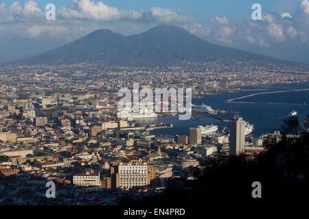 Vue sur naples de Angelini-Sant'Elmo. sur l'arrière-plan est le Vésuve Banque D'Images