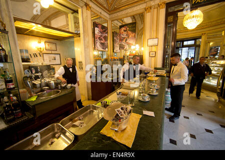 Café Gambrinus à Piazza Trieste e Trento, Naples Banque D'Images