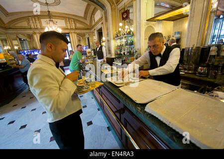 Café Gambrinus à Piazza Trieste e Trento, Naples Banque D'Images