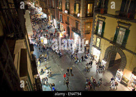 Via Toledo est la principale rue commerçante à Naples Banque D'Images