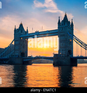Tower Bridge au lever du soleil, Londres. Banque D'Images