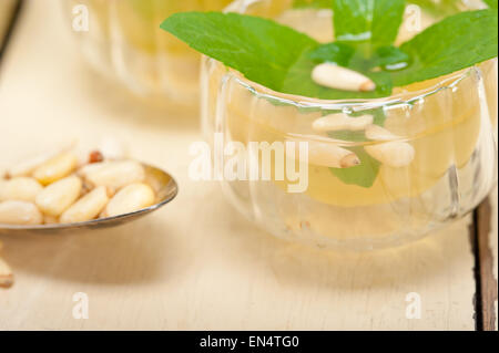 Style traditionnel arabe menthe et noix de pin plateau appelé à tay Banque D'Images