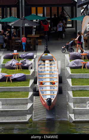 Waka Maori (voile) à l'extérieur Te Wharewaka (boat house), Frank Kitts Lagoon, Wellington, Île du Nord, Nouvelle-Zélande Banque D'Images