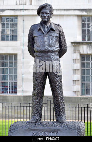 Londres, Angleterre, Royaume-Uni. Statue (1980) ; Oscar Nemon du vicomte Bernard Montgomery de Alemein ('Monty', 1887-1976) dans la région de Whitehall Banque D'Images