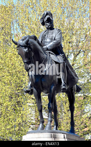 Londres, Angleterre, Royaume-Uni. Statue (par Adrian Jones, 1905), de Prince George, 2 duc de Cambridge (1819-1904) dans la région de Whitehall. Banque D'Images