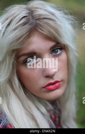 Portrait d'une belle jeune femme avec une peau parfaite et de beaux yeux bleus Banque D'Images