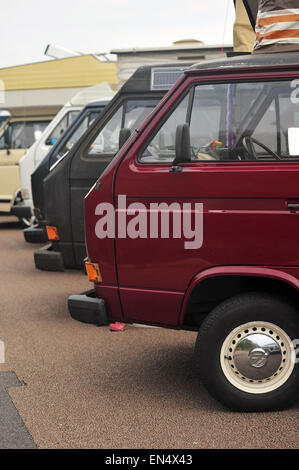 Une rangée de campervans VW stationné le long de Madère en voiture à Brighton pendant une exposition de voiture. Banque D'Images