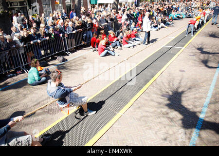 Voorschoten, Pays-Bas. 27, avril 2015. Toutes les municipalités ont organisé à travers le pays, les tarifs et les festivités pour le divertissement public annyal célébration de la fête du Roi. Credit : Jaap Arriens/Alamy Live News Banque D'Images