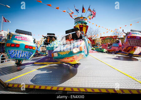 Voorschoten, Pays-Bas. 27, avril 2015. Toutes les municipalités ont organisé à travers le pays, les tarifs et les festivités pour le divertissement public annyal célébration de la fête du Roi. Credit : Jaap Arriens/Alamy Live News Banque D'Images