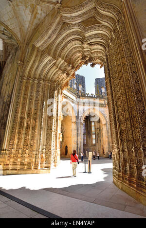 Le Portugal, Batalha : les touristes visitant les chapelles inachevées du monastère Santa Maria da Vitoria Banque D'Images