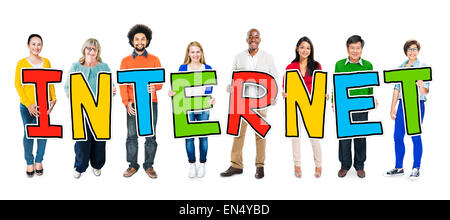 Groupe multi-ethnique de personnes se tenant la lettre avec Concept Internet Banque D'Images