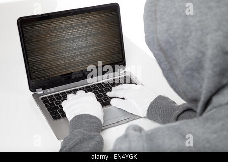 Hacker sur le clavier avec des gants blancs Banque D'Images