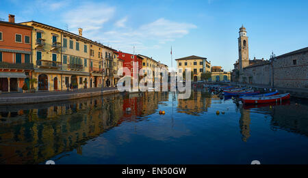 Vue Panoramique Port de Lazise sur le lac de Garde en Italie du Nord. Low angle view of le port. Coup du soir calme le matin. Banque D'Images