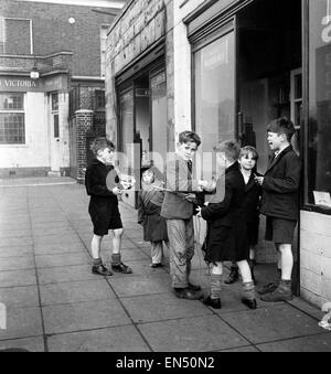 La vie dans le miroir Notre Gang. 19 janvier 1954 une bande de garçons de l'ordre du jour d'aujourd'hui parcelle de méfait et de chaos à l'extérieur d'un bureau de tabac dans la région de Bow Road, à l'East End de Londres *** *** Cette légende locale est la Conférence. Pas le cou raide, prim et lèvres serrées Banque D'Images