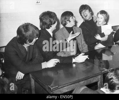 Les Beatles dans les coulisses de l'De Montford Hall à Leicester le 10 octobre 1964. En photo avec jeune fan Karen Spenoe de Pudsey Yorks. George Harrison Paul McCartney John Lennon Ringo Starr - Évaluation Analyse uniquement si vous avez besoin d'une copie haute résolution, moyen Banque D'Images