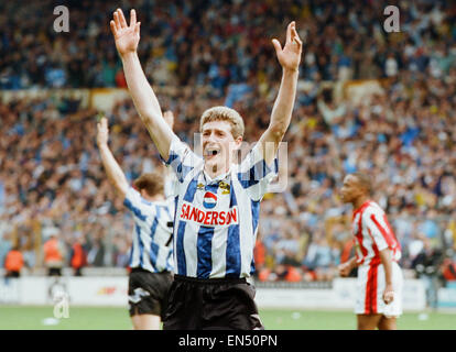 FA Cup Semi finale au stade de Wembley. 2 v Sheffield Wednesday Sheffield United 1. Nigel Worthington célèbre de mercredi à la fin du match. 3e avril 1993. Banque D'Images