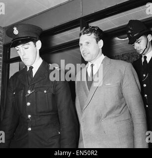 Great Train Robbery Mail audience à Aylesbury Buckinghamshire en assises. Charles Wilson, l'un des accusés, hommes, sur son chemin à l'audience. 4e octobre 1963. Banque D'Images