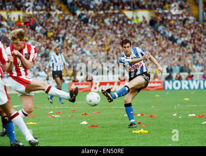 FA Cup Semi finale au stade de Wembley. 2 v Sheffield Wednesday Sheffield United 1. John Harkes de mercredi tire au but. 3e avril 1993. Banque D'Images