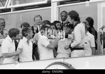 Les cendres. Angleterre v Australie 4e test match à Edgbaston, Birmingham. Angleterre Ian Botham héros de boissons une bouteille de Chamapgne détenus par ses coéquipiers, à l'occasion du test match gagner. Botham a pris 5 wickets australiens pour 1 run off 28 boules. 2ème Augus Banque D'Images