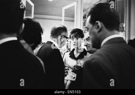 L'actrice Audrey Hepburn photographiée lors d'une fête à Paris, France. 17 août 1961. Banque D'Images