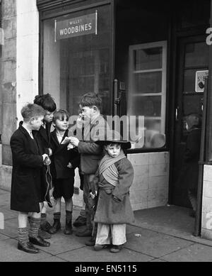 La vie dans le miroir - Notre Gang. 19 janvier 1954 une bande de garçons de l'ordre du jour d'aujourd'hui parcelle de méfait et de chaos à l'extérieur d'un bureau de tabac dans la région de Bow Road, à l'East End de Londres. Daily Mirror légende : 'Ceci est la Conférence. Pas le cou raide, prim et serré l Banque D'Images