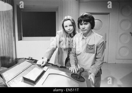 18 ans Matthew Waterhouse fait ses débuts dans la série de BBC TV Dr Who. Waterhouse jouera le rôle de l'ADRIC et vu ici avec Lalla Ward sur l'ensemble du Tardis à BBC TV Centre. 15 Mai 1980 Banque D'Images