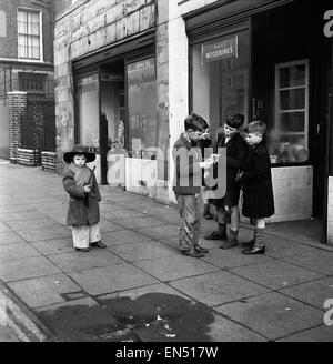 La vie dans le miroir Notre Gang. 19 janvier 1954 une bande de garçons de l'ordre du jour d'aujourd'hui parcelle de méfait et de chaos à l'extérieur d'un bureau de tabac dans la région de Bow Road, à l'East End de Londres *** *** Cette légende locale est la Conférence. Pas le cou raide, prim et lèvres serrées Banque D'Images