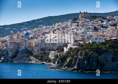 La ville portuaire de Ermoupolis à Syros dans les îles grecques. Banque D'Images