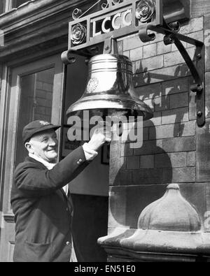 Harry Makepeace sonne pour beging la nouvelle saison. L'ancien clocher a été nettoyé et accrochées sur un nouveau cadre outtside l'entrée du pavillon du Lancashire County Cricket Club. 18 avril 1951. Banque D'Images