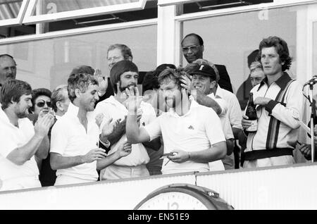 Les cendres. Angleterre v Australie 4e test match à Edgbaston, Birmingham. Angleterre Ian Botham de héros des vagues de soutien que l'équipe de célébrer leur test match gagner. Botham a pris 5 wickets australiens pour 1 run off 28 boules. 2 août 1981. Banque D'Images