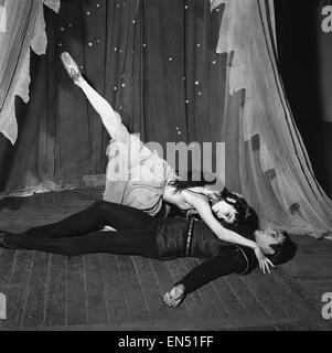 21 ans de danseurs de ballet Parkinson Georgina sur la scène du Royal Opera House de Covent Garden avec Donald Macleary pendant les répétitions pour le ballet "La Belle Dame sans Merci". 1er septembre 1959. Banque D'Images