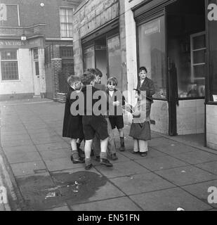 La vie dans le miroir Notre Gang. 19 janvier 1954 une bande de garçons de l'ordre du jour d'aujourd'hui parcelle de méfait et de chaos à l'extérieur d'un bureau de tabac dans la région de Bow Road, à l'East End de Londres *** *** Cette légende locale est la Conférence. Pas le cou raide, prim et lèvres serrées Banque D'Images