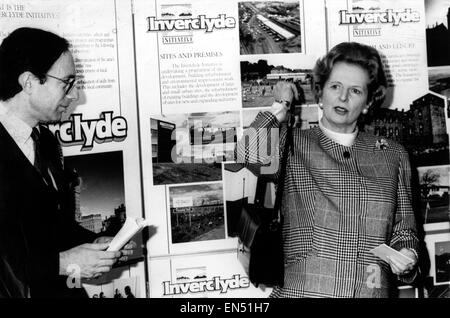 Le premier ministre Margaret Thatcher visites Greenock en Écosse le 30 mars 1988. En photo avec Secrétaire écossais Malcolm Rifkind. Banque D'Images