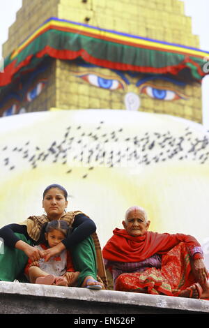 Trois génération de femmes népalaises à holly place à Katmandou, stupa Boudhanath Banque D'Images