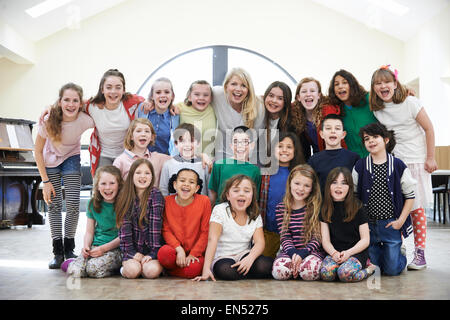 Grand groupe d'enfants avec l'enseignant bénéficiant d'atelier d'Art Dramatique Ensemble Banque D'Images