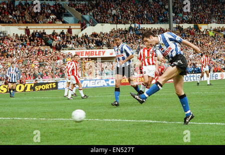 FA Cup Semi finale au stade de Wembley. 2 v Sheffield Wednesday Sheffield United 1. John Harkes mercredi, tire au but mais est signalé hors-jeu. 3e avril 1993. Banque D'Images