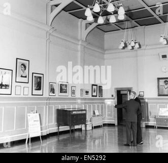 Les prix du Lancashire County Cricket Club, qui peuvent être loués conjointement avec les autres nouvelles chambres dans les extensions au Club Pavilion at Old Trafford, Manchester. 12 mai 1958. Banque D'Images