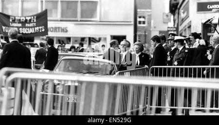 Le premier ministre Margaret Thatcher photographiée laissant 1987 Parti conservateur écossais 15e Conférence de mai 1987. Banque D'Images