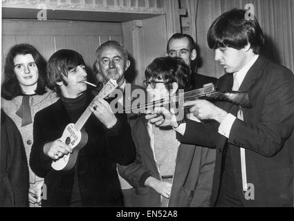 Les Beatles dans les coulisses de la Kings Hall à Belfast en Irlande du Nord 2 novembre 1964. Avant l'exposition Les Beatles remis la première collection de jouets pour un Noël au profit de l'orphelinat local. Sur la photo : Ringo Starr et Paul McCartney Scan d'évaluation Banque D'Images