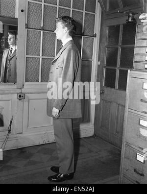 La modélisation de la jeunesse la dernière mode Edwardian costumes. 11 Novembre 1955 Banque D'Images