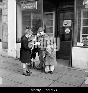 La vie dans le miroir Notre Gang. 19 janvier 1954 une bande de garçons de l'ordre du jour d'aujourd'hui parcelle de méfait et de chaos à l'extérieur d'un bureau de tabac dans la région de Bow Road, à l'East End de Londres *** *** Cette légende locale est la Conférence. Pas le cou raide, prim et lèvres serrées Banque D'Images