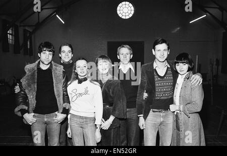 Répétition pour la nouvelle série télévisée dramatique Week-end Londres 'Amour pour Lydia'. De gauche à droite sont acteurs : Ralph Arliss, Jeremy Irons, Irene Richard, Sherrie Hewson, Peter Davidson, Christopher Blake et Mel Martin. 16 décembre 1976. Banque D'Images