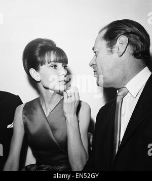 L'actrice Audrey Hepburn photographiée avec Rex Harrison lors d'une conférence de presse, réception à l'Hôtel Savoy à Londres, tenue pour certaines des stars du film 'My Fair Lady'. 19 janvier 1965. Banque D'Images