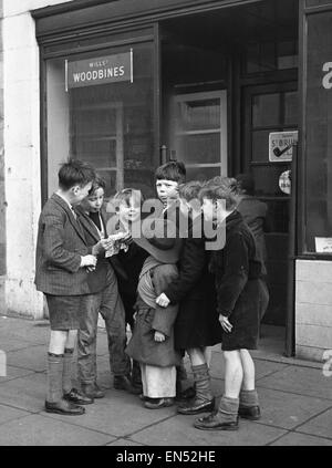 La vie dans le miroir Notre Gang. 19 janvier 1954 une bande de garçons de l'ordre du jour d'aujourd'hui parcelle de méfait et de chaos à l'extérieur d'un bureau de tabac dans la région de Bow Road, à l'East End de Londres *** *** Cette légende locale est la Conférence. Pas le cou raide, prim et lèvres serrées Banque D'Images