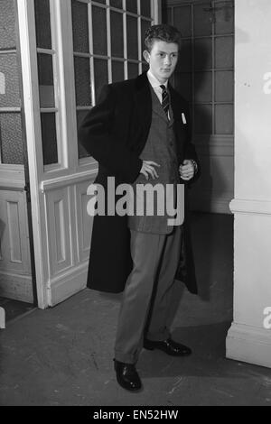 La modélisation de la jeunesse la dernière mode Edwardian costumes. 11 Novembre 1955 Banque D'Images