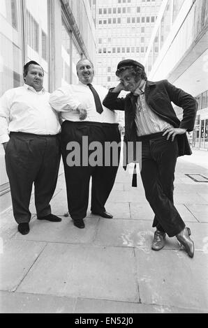 Marty répond à la foule. Quinze de Britains fattest hommes venus à l'aide d'un nouveau film avec le comédien loufoque Marty Feldman (droite). James Clark qui est dirrecting Marty dans 'Chaque maison devrait avoir un", a été difficile de trouver assez de graisse des hommes en vue d'une i Banque D'Images