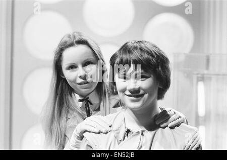 18 ans Matthew Waterhouse fait ses débuts dans la série de BBC TV Dr Who. Waterhouse jouera le rôle de l'ADRIC et vu ici avec Lalla Ward sur l'ensemble du Tardis à BBC TV Centre. 15 Mai 1980 Banque D'Images