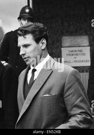 Great Train Robbery Mail audience à Aylesbury Buckinghamshire en assises. Charles Wilson, l'un des accusés, hommes, sur son chemin à l'audience. 4e octobre 1963. Banque D'Images